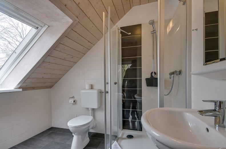 Bad, WC,-Dreibettzimmers im Hotel Haus Biederstaedt