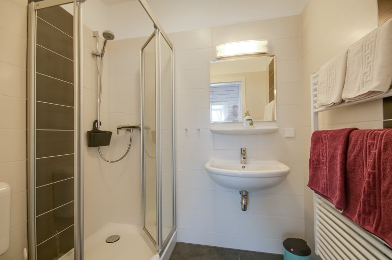 Badezimmer eines Einzelzimmers im Hotel Haus Biederstaedt